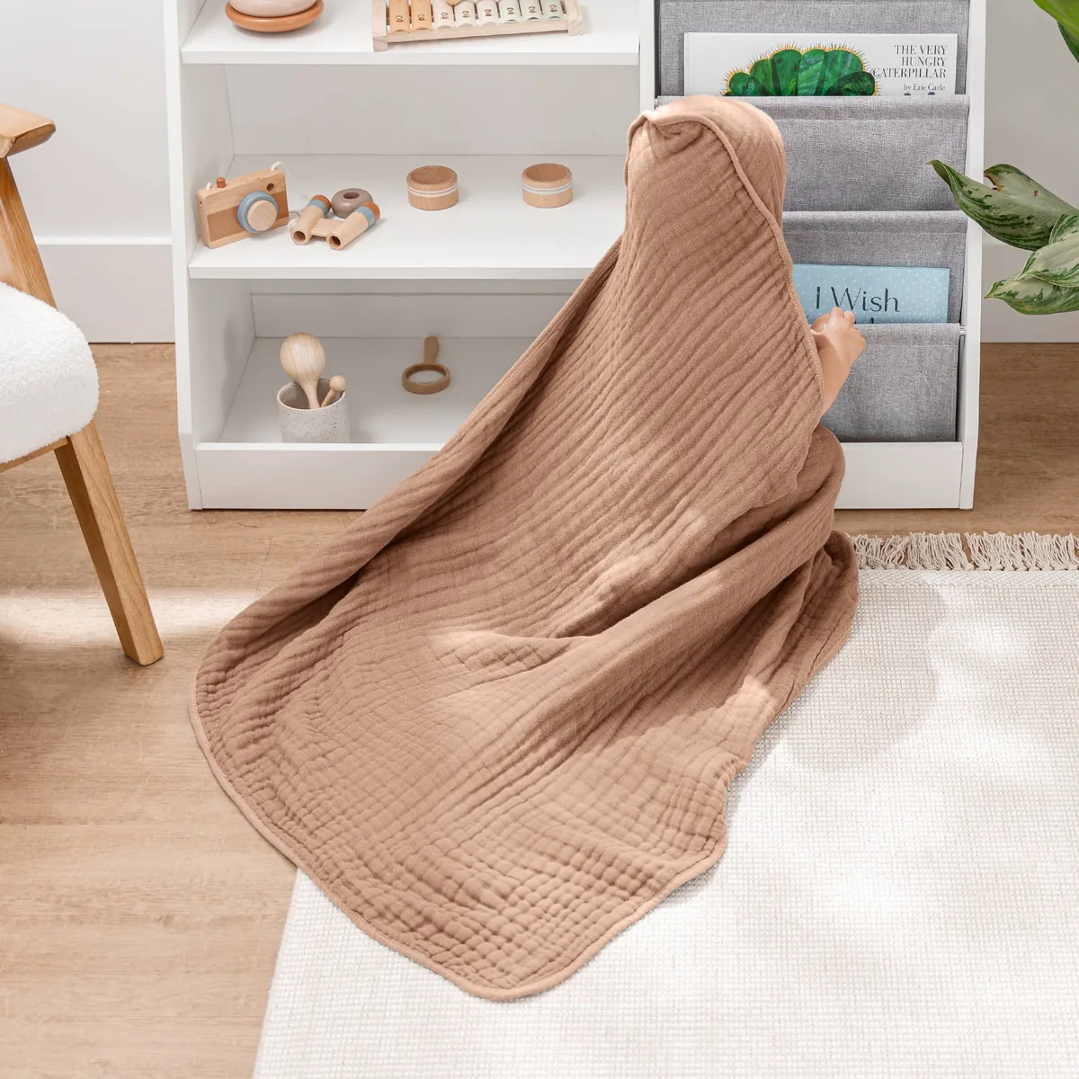 Kleinkind in einem Comfy Cubs Kapuzenbadetuch in Mauve